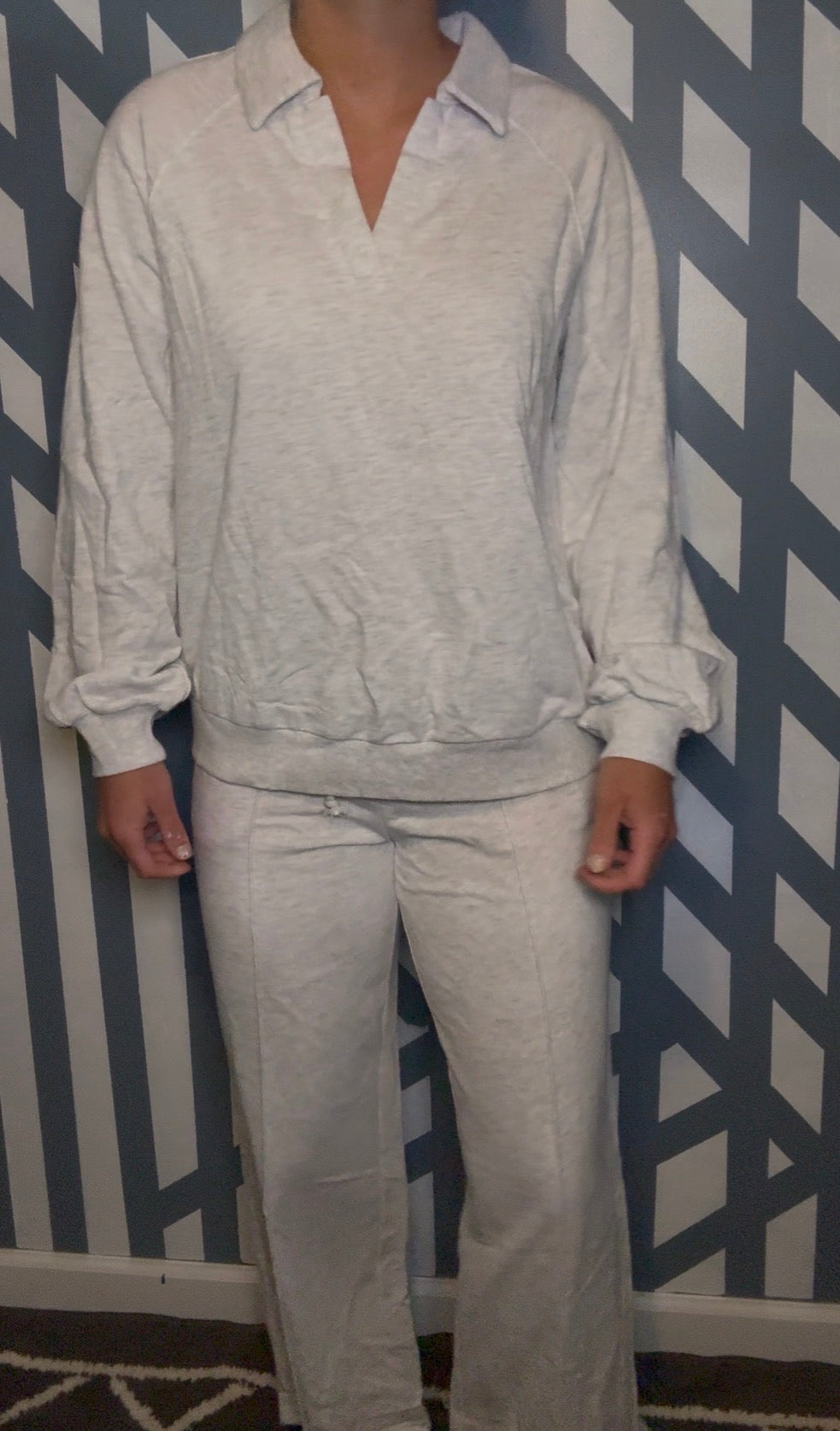 Polo Collar V Neck Pullover and Drawstring
Sweatpants Set