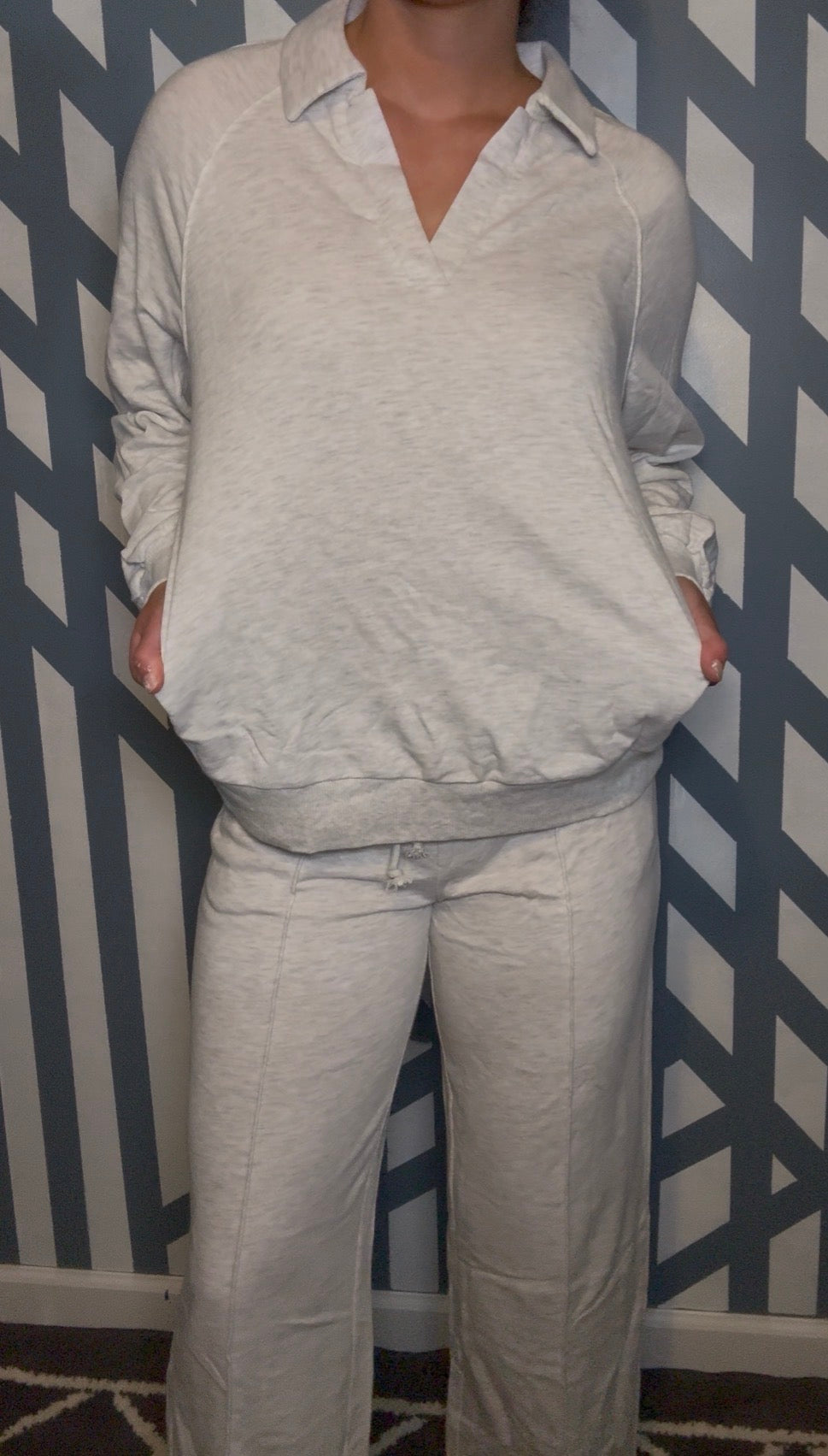 Polo Collar V Neck Pullover and Drawstring
Sweatpants Set